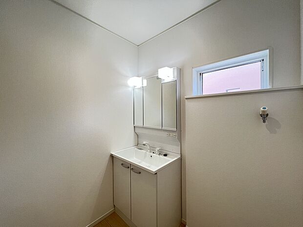 【洗面台・洗面所】洗面化粧台は三面鏡仕様で収納スペースもしっかり確保しております(1号棟)