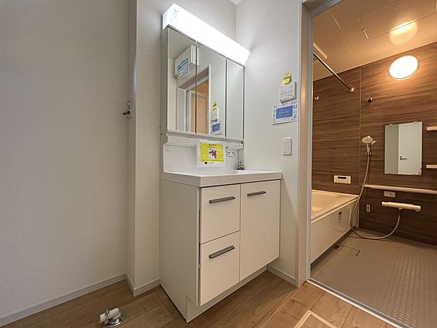 【同仕様写真(その他内観)】三面鏡仕様の洗面化粧台(1号棟同仕様)