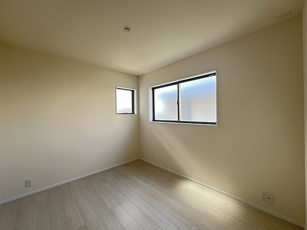 【洋室】洋室5.2帖　2面採光の明るい居室です（1号棟）