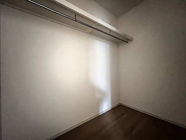 【ウォークインクローゼット】ハンガーパイプ付きのウォークインクローゼット