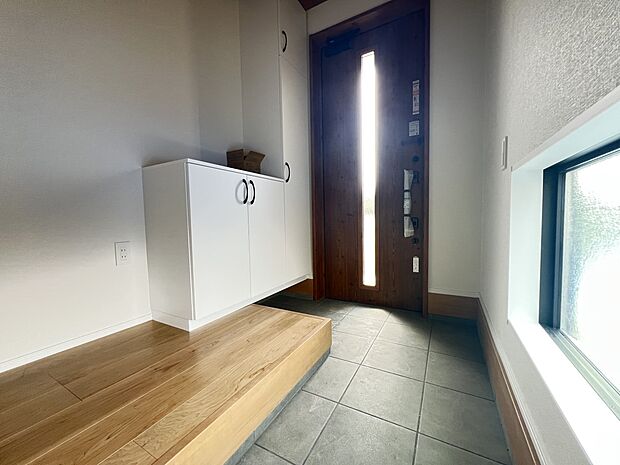 【玄関】シューズボックス付きの明るい玄関