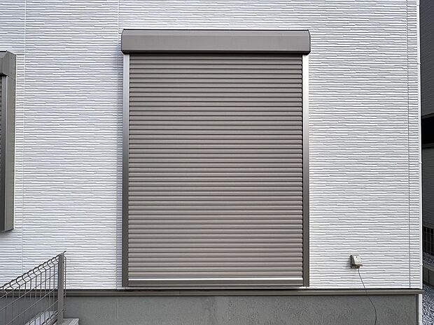 【防犯設備】外観を損なわないシンプルなデザインのシャッター。防犯や台風対策に効果的です(同仕様)