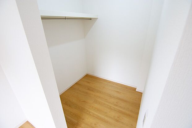 【同仕様写真(その他内観)】ウォークインクローゼット(同仕様)