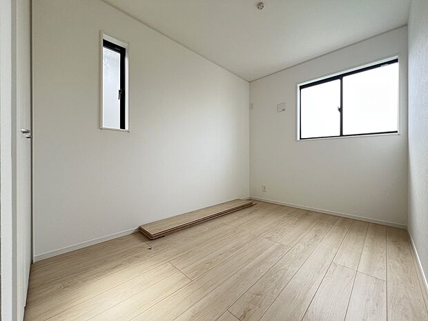 【洋室】洋室4.8帖　二面採光の明るいお部屋です(2号棟)