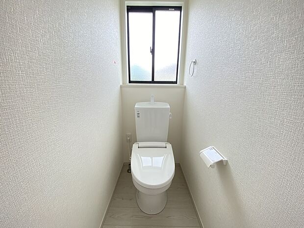 【同仕様写真(その他内観)】トイレは各階にご用意。ウォシュレット機能付き(1号棟同仕様)