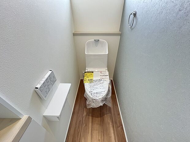 【同仕様写真(その他内観)】トイレは各階にご用意。ウォシュレット機能付き(同仕様)