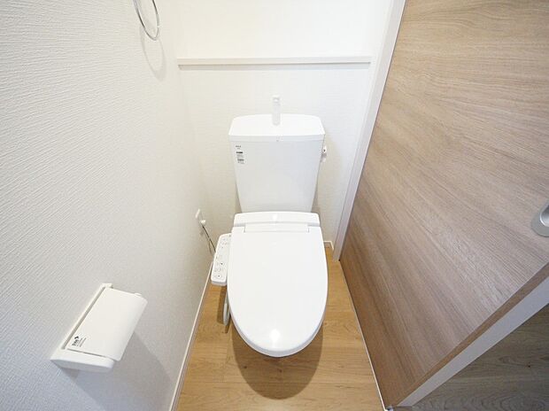 【同仕様写真(その他内観)】トイレは各階にご用意 ウォシュレット機能付き(同仕様)