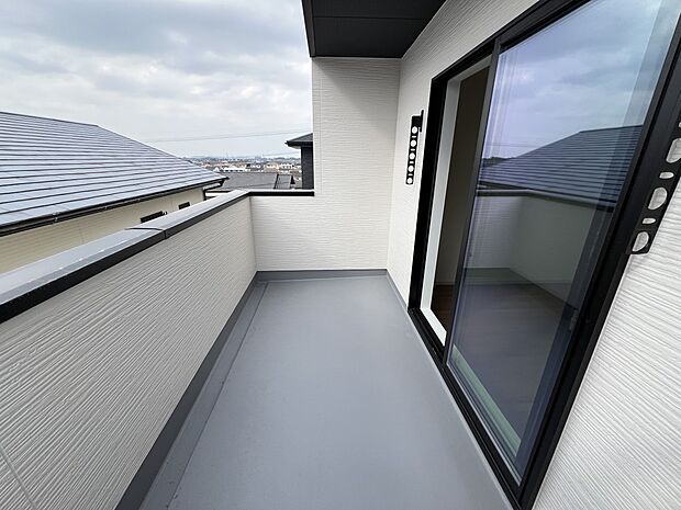 【同仕様写真(その他内観)】南東向きのバルコニーは陽当たり良好です(2号棟同仕様)