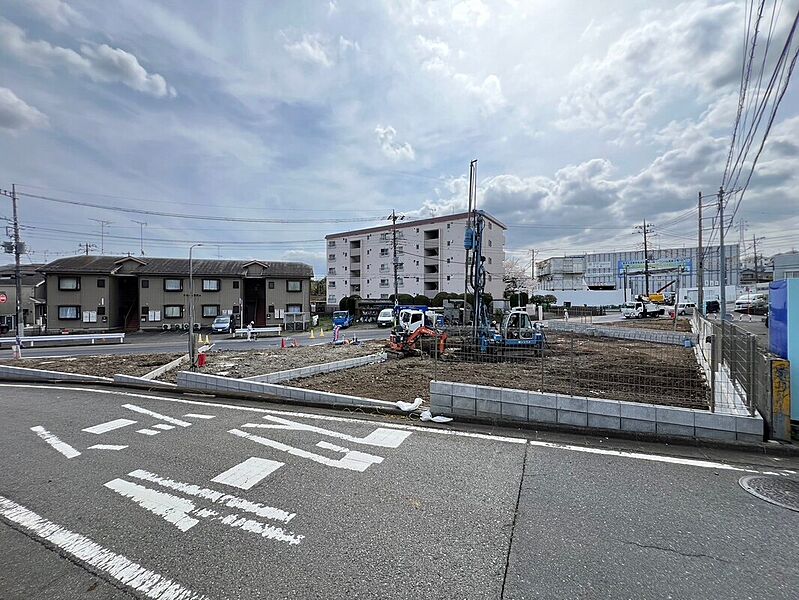 相鉄本線「西谷」駅行きバス停まで徒歩1分、乗車9分です。西谷駅は相鉄新横浜線が通り、東急東横線と接続しているので、新横浜や渋谷へのアクセスも良好です。