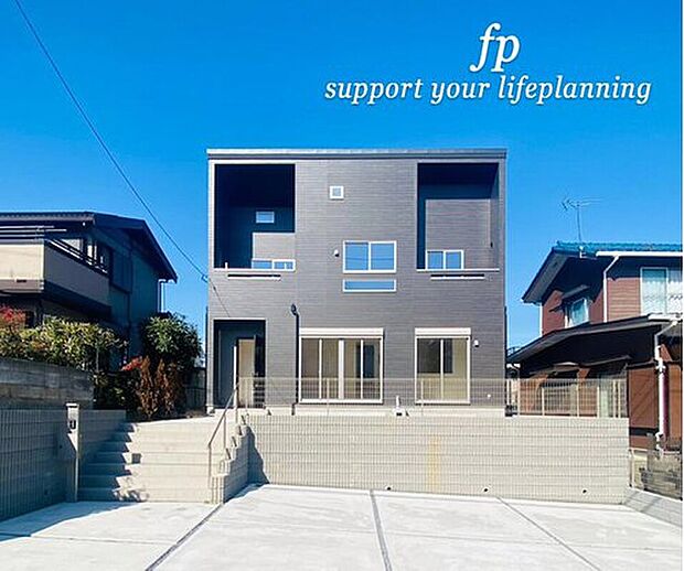 【類似外観同仕様】施工例のため分譲中の建物とは外壁、屋根開口部等の形状・仕様が異なります。