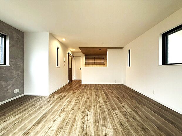 ご家族だんらんのスペースとなるリビング。家具の配置がしやすい広さを確保しつつ、窓が多い設計は色々な角度から光が取り込めるこだわりの間取りです。明るいリビングで寛ぐ新しい生活をスタートさせてみませんか。