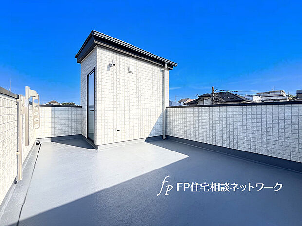 思わず大きく深呼吸したくなるバルコニーは空を青く、近く、広く感じることができます。周囲は高い建物のないエリアなので、広く見渡せ、解放感を求めている方にピッタリの物件です。