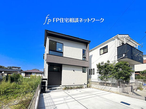 カースペースは並列2台分。セカンドカーや自転車置き場、お子様が遊ぶスペースとしても活用頂けます。