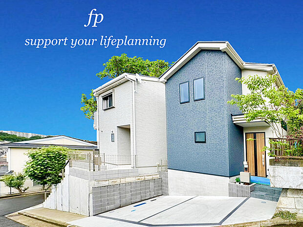 閑静な住宅地に馴染む落ち着いた色合いの外観。長く愛着を持って住んで頂きたいからこそ飽きのこないシンプルな色目に仕上げました。外壁には耐久性・防汚性に優れたサイディング材を使用しております！