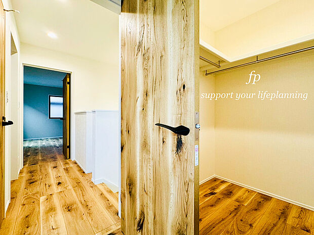 居室空間をすっきり保てる、ウォークインクローゼット付です。広いため、使い慣れた収納家具をこの空間に設置することもできます。鞄や帽子から小物、かさばるスーツケースなど幅広く収納できます。