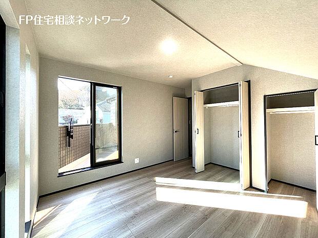 ~C号棟~光を取り込みやすい2面採光の居室は日当たり良好です。クローゼットの完備で収納スペースも十分。初めてのお子様にとっての「自分の部屋」。学習デスクやベッドの配置もラクラクです。