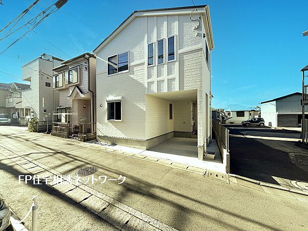 緑に恵まれたエリアで、毎日のお散歩も気持ちよさそうです。自然に包まれた穏やかな暮らしができる住環境が整っています。