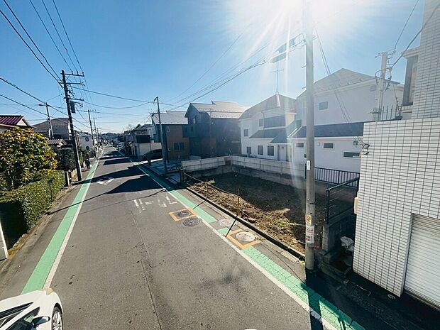 前面道路は幅8mの公道。十分な広さがあるので車のすれ違いもらくらく。駐車もしやすいですね。