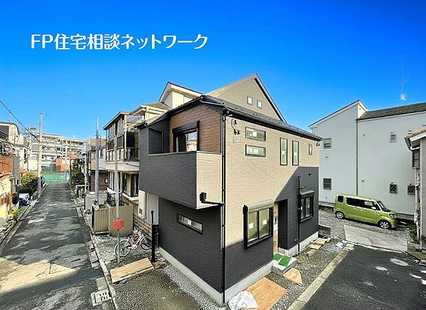 高田ひまわり公園まで徒歩7分、綱島台公園まで徒歩12分。お子様と遊べる公園がすぐそばにあります。保育園、小学校、中学校も徒歩１０分以内にあり、子育てしやすい環境です。