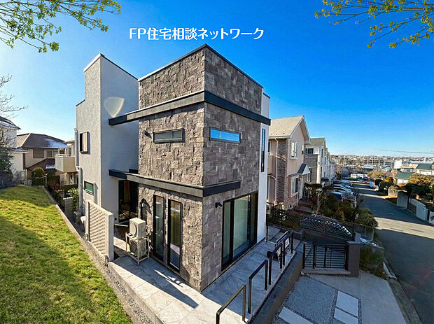 深く豊かな緑と爽快な青い空を感じる、まるで杜の中に暮らすような心地よさを存分に堪能いただける邸宅です。最高グレードの設備仕様が標準装備のデザイナーズ住宅で快適で便利な生活をお送り頂ける一品です。