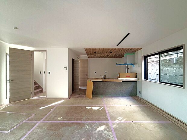 19帖のＬＤＫはその広さからパソコンスペースや家事スペース、おもちゃスペースなど様々な空間を演出できる「ゆとり」があります。ご家族一つの空間でお互いに好きなことをしながら、会話が楽しめますね。