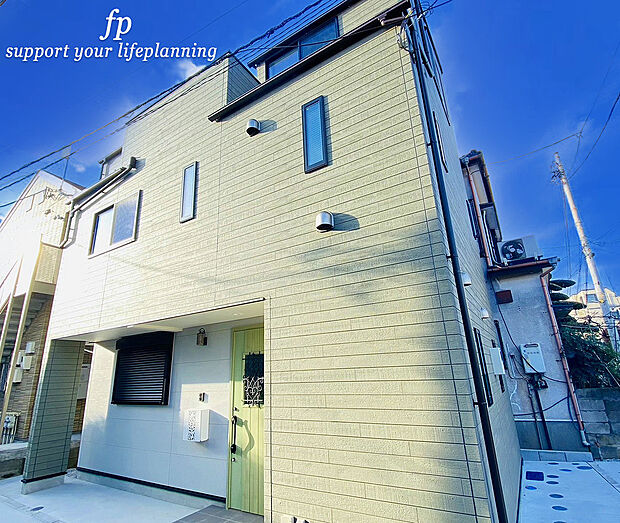 【類似外観同仕様】施工例のため分譲中の建物とは外壁、屋根開口部等の形状・仕様が異なります。