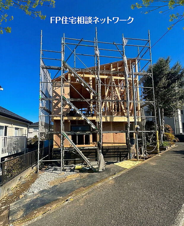 自然豊かな「長坂谷公園」まで徒歩3分。「四季の森公園」も近く、四季を通じて自然と触れ合えるスポットが周辺には盛りだくさん！