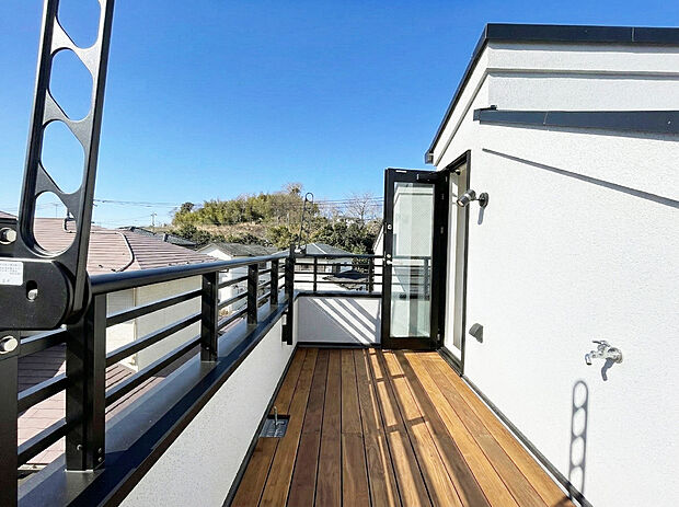 本画像はAIがCGでウッドデッキを作成しており、実際の現地にウッドデッキは設置されておりません。また、販売価格にウッドデッキ等は含まれておりません。