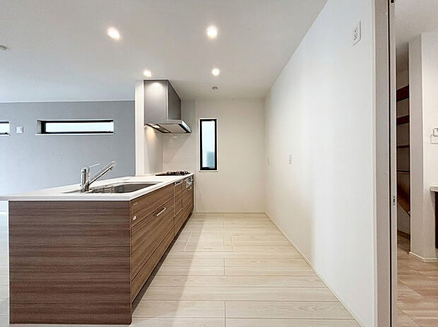 (B号棟)キッチン~リビングのお子様を見守りながらお料理が出来る対面式カウンターキッチン。ご家族との会話がはずみます。