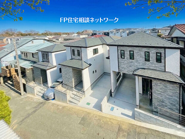 閑静な住宅地に馴染む落ち着いた色合いの外観。長く愛着を持って住んで頂きたいからこそ飽きのこないシンプルな色目に仕上げました。外壁には耐久性・防汚性に優れたサイディング材を使用しております！