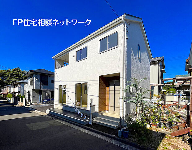 【類似外観同仕様】施工例のため分譲中の建物とは外壁、屋根開口部等の形状・仕様が異なります。