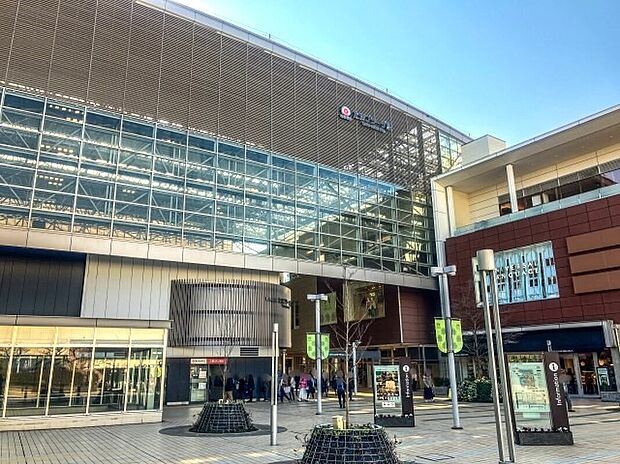 たまプラーザ駅まで3000m。東急田園都市線の急行停車駅「たまプラーザ」。美しが丘エリアをはじめとする住宅街は緑豊かで、落ち着いた景観が保たれています。洗練された街並みと利便性で人気の街です。