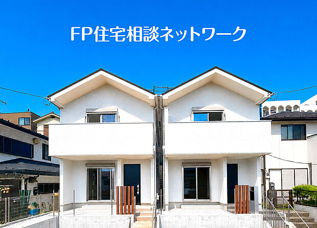 閑静な住宅地に馴染む落ち着いた色合いの外観。長く愛着を持って住んで頂きたいからこそ飽きのこないシンプルな色目に仕上げました。外壁には耐久性・防汚性に優れたサイディング材を使用しております!
