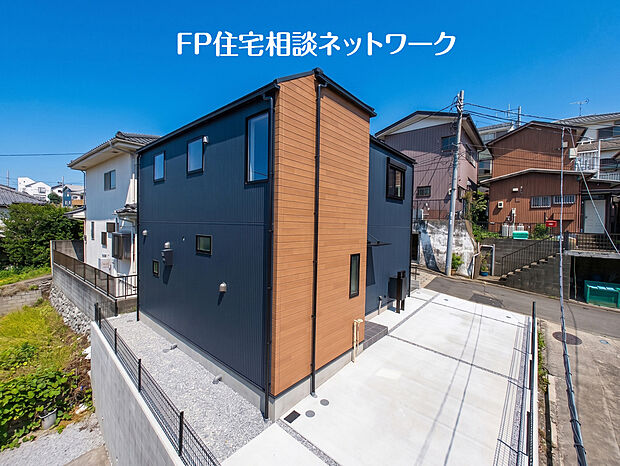 ゆとりあるカースペース・アプローチにはコンクリート打ちを採用し、お車の駐車はもちろん、自転車を置いたり、お子様が遊んだりするスペースとしてもご活用いただけます。