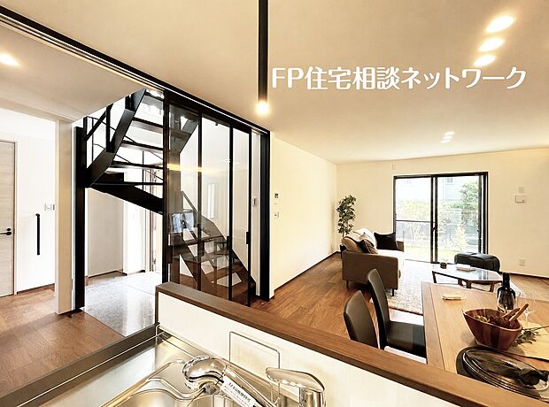 ブラックフレームのガラスウォールとスケルトン階段が際立つ、洗練されたデザイナーズLDK。キッチンからリビングまで見渡せる開放的な空間設計が、家族のつながりと上質な暮らしを美しく演出します。