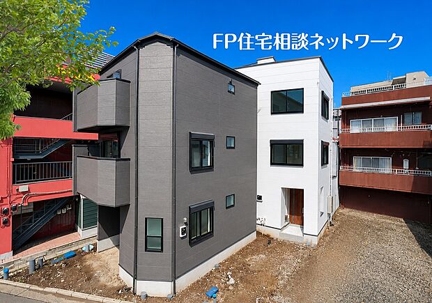 モノトーンの洗練された外観が街並みに映える、存在感あふれる全2棟。開放感ある青空の下、スタイリッシュなデザインと機能性を兼ね備えた住まいが、家族の新しい毎日を美しく彩ります。