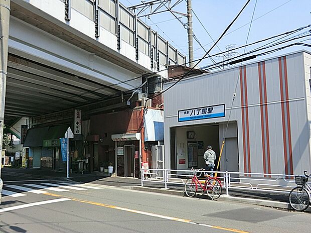 京急線「八丁畷」駅まで1400m。京急本線とJR南武線の2路線が利用でき、品川駅まで約26分、横浜駅まで約13分と利便性の高い駅です。駅周辺は、コンビニやスーパーの他に商店街があります。
