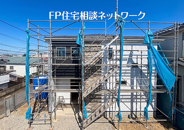 都市を望む静かな環境に、モダンな新築住宅が誕生。白と黒のコントラストと石目調がスタイリッシュ。青空の下で完成を待つ、特別な一棟です。