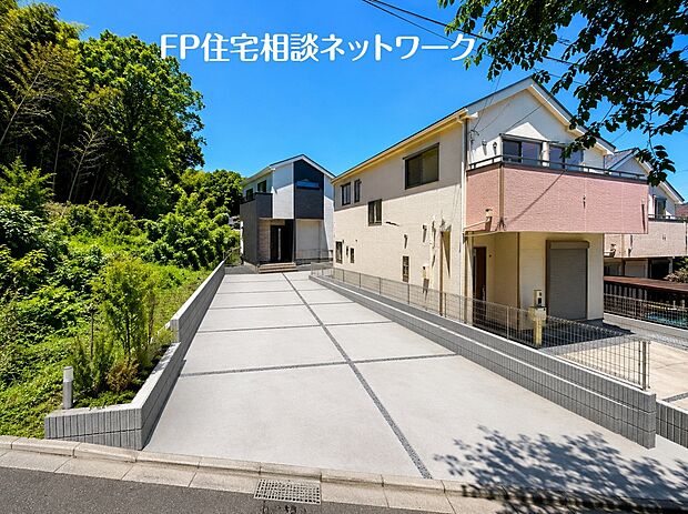 緑に恵まれて、伸び伸びスローライフを叶ます。自然豊富な季節の移ろいを身近に感じられる環境で子育てすれば、お子様もきっと素直に成長してくれるはず!※本画像はAIがエクステリア工事を完成させております。