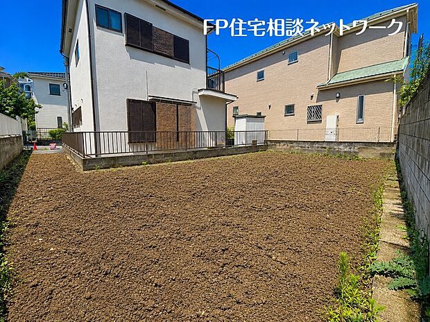 帰るたび、ほっと心がほどける場所。 陽だまりに包まれるリビング、穏やかな時間が流れる住空間。家族の何気ない毎日が少しずつ思い出へと変わっていく、そんな温もりに満ちた住まいです。