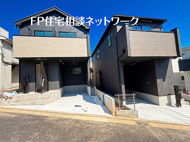 シックなダークトーンの外壁に、温かみのある明るい色のバルコニーがアクセント。シンプルながらも存在感があり、澄み渡る青空によく映えるデザイン性の高い佇まいです。