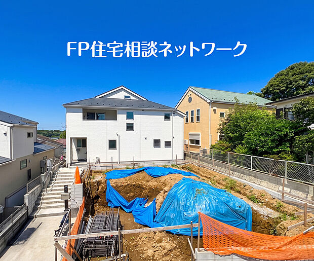 周囲は緑豊かな木々に囲まれ、四季折々の自然を感じられる閑静な住宅街。静かな低層住宅街に佇む、陽当たりと風通しの良い洗練されたモダン邸宅です。