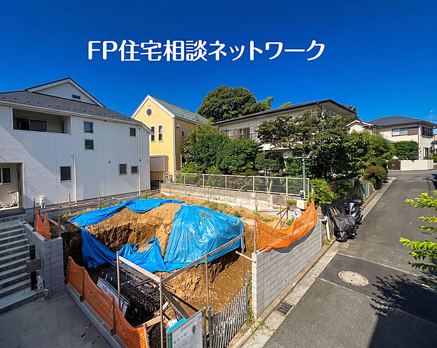 前面道路や隣地から少し高低差があるため、通行人の目線が気になりにくく、プライバシーを保ちやすいのが特徴です。敷地内にはカースペースをしっかり確保。毎日の通勤やお出かけを快適にサポートします。