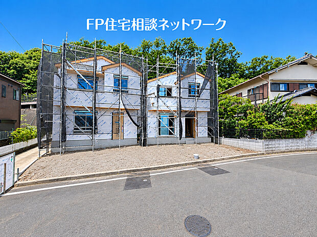前面は幅6mの公道。車通りが少なく、十分な広さがあるので車のすれ違いもらくらく。駐車もしやすいですね。