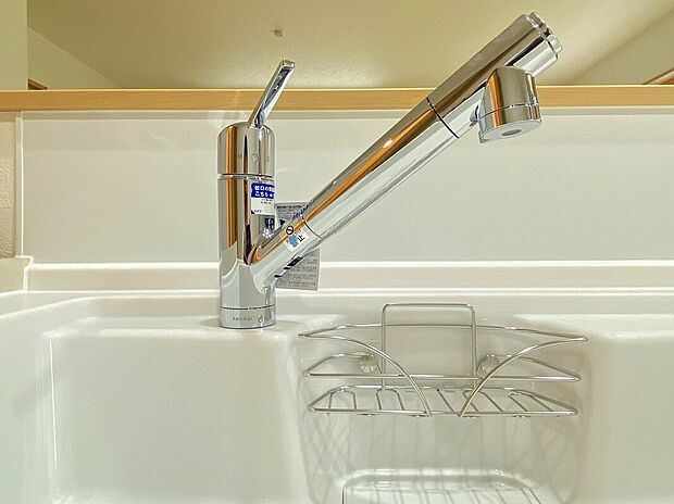 【浄水器】スタイリッシュな、浄水器一体型水栓です。水栓にシャワーホースと浄水器を内蔵し、カルキ臭など軽減。シャワーヘッドを引き出すことで、広いシンクのお手入れもラクラク。