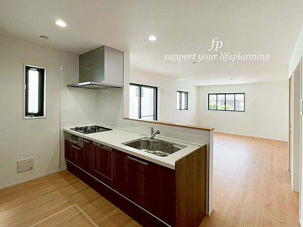 【浄水器】浄水器を内蔵したキッチン水栓。お米を研いだり、野菜を洗ったりするときなど用途に応じてワンタッチで浄水に切り替えが可能です。カートリッジ式なので、フィルターを簡単に交換する事が出来ます。