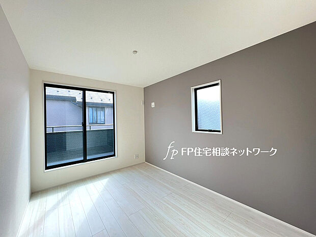 【2号棟洋室】光が沢山採り込める大きな窓。二面採光なので、陽差しを長時間受ける事が出来る暖かいお部屋です。もちろんペアガラスなので、遮音性にも優れ、結露も発生しにくい構造。サッシ周りのカビが発生しにくくなりますね。