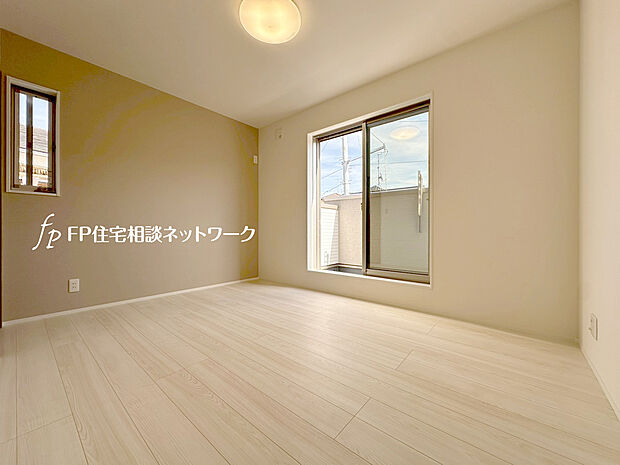 【洋室】光が沢山採り込める大きな窓。二面採光なので、陽差しを長時間受ける事が出来る暖かいお部屋です。もちろんペアガラスなので、遮音性にも優れ、結露も発生しにくい構造。サッシ周りのカビが発生しにくくなりますね。