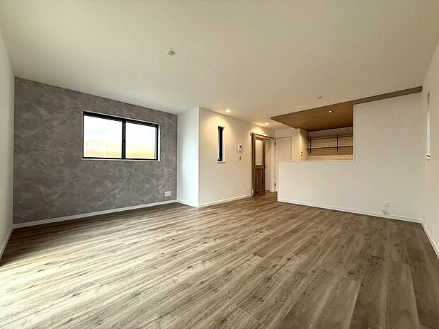 【18帖の広々LDK】18帖の広々LDK。ダイニングテーブルやソファー、ローテーブルなどの家具の配置もしっかりと考えられています。ゆったりとした広さの空間でご家族だんらんの時間をお過ごしください。