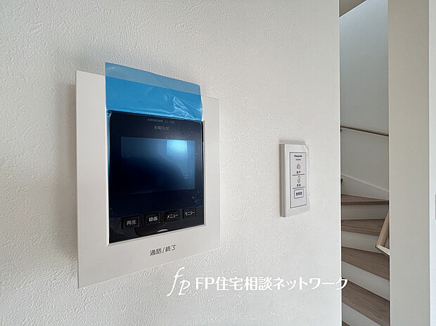 【TVモニター付きインターホン】来訪者を目で確認できるTVモニター付きインターホン。直接顔を会わせなくてもインターホン越しに会話することができます。人と対面するのに注意が必要なこの時代に必須の設備ですね。